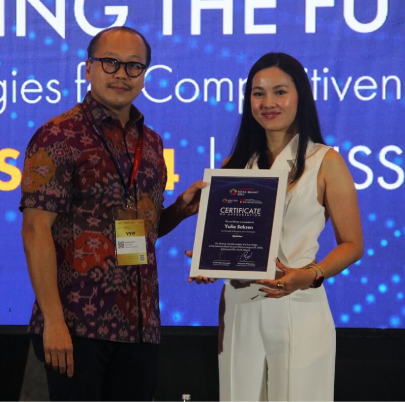 Award presentation moment at the Indonesia Retail Summit 2024
